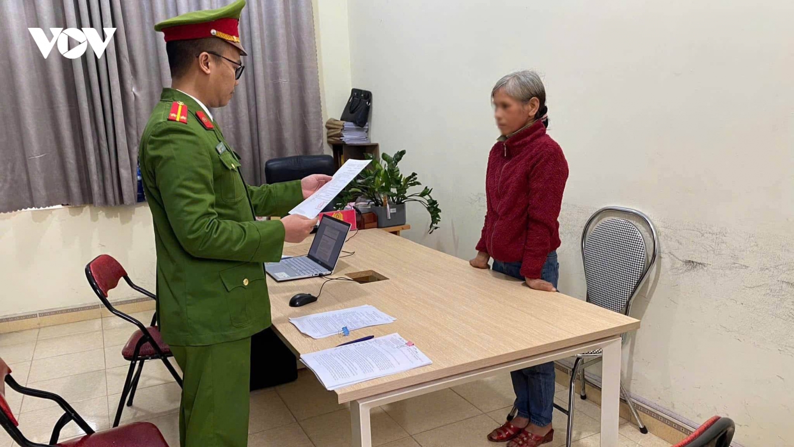 Khởi tố một phụ nữ về hành vi hủy hoại tài sản của hàng xóm