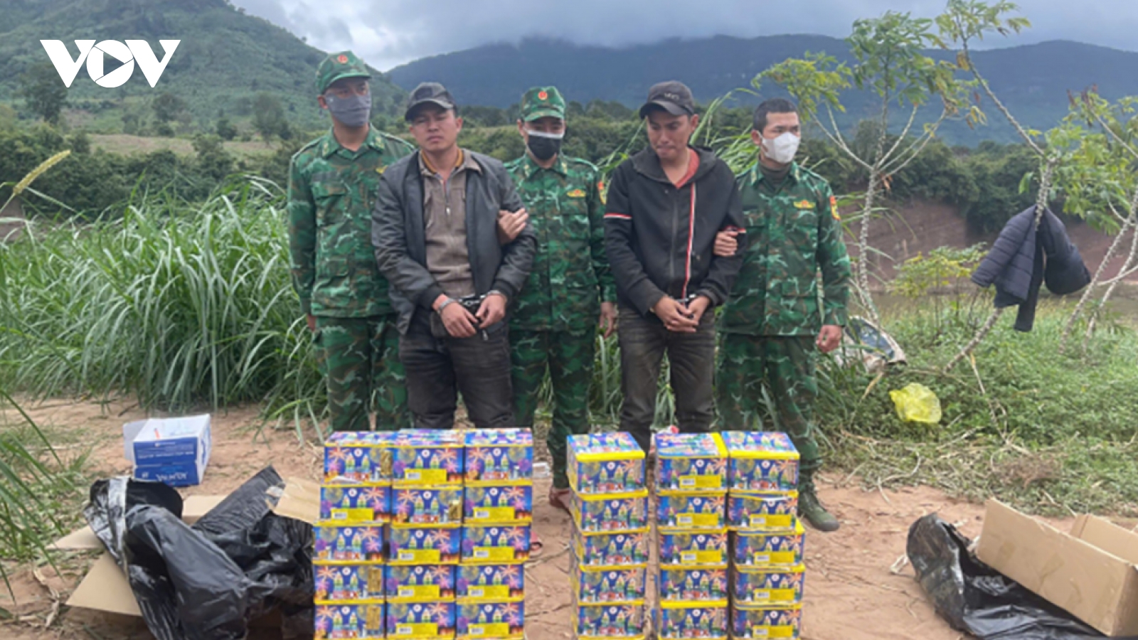 Bắt giữ hai thanh niên vận chuyển pháo lậu