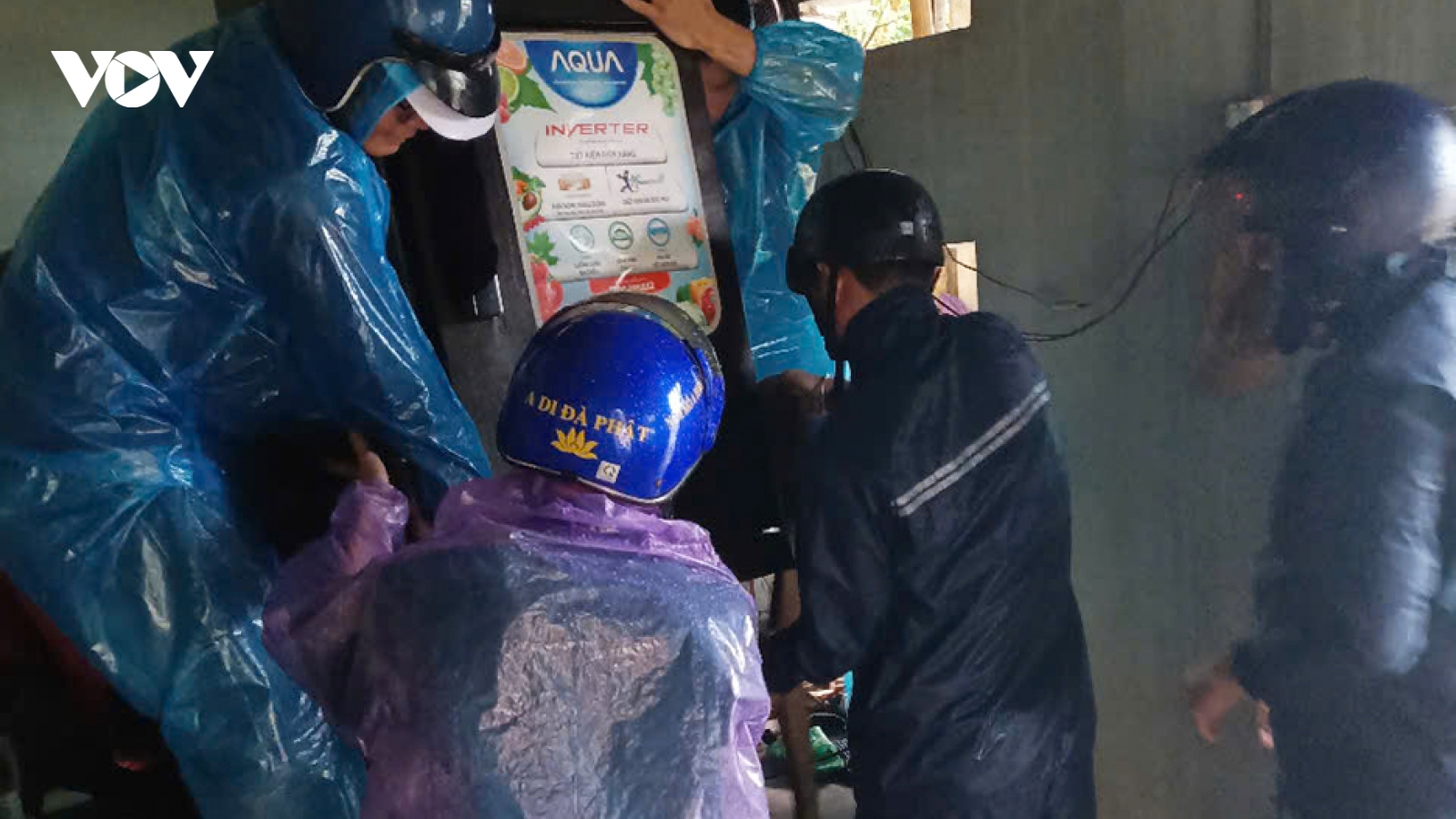 Quảng Ngãi nước rút chậm, chính quyền hỗ trợ học sinh đi học qua điểm ngập