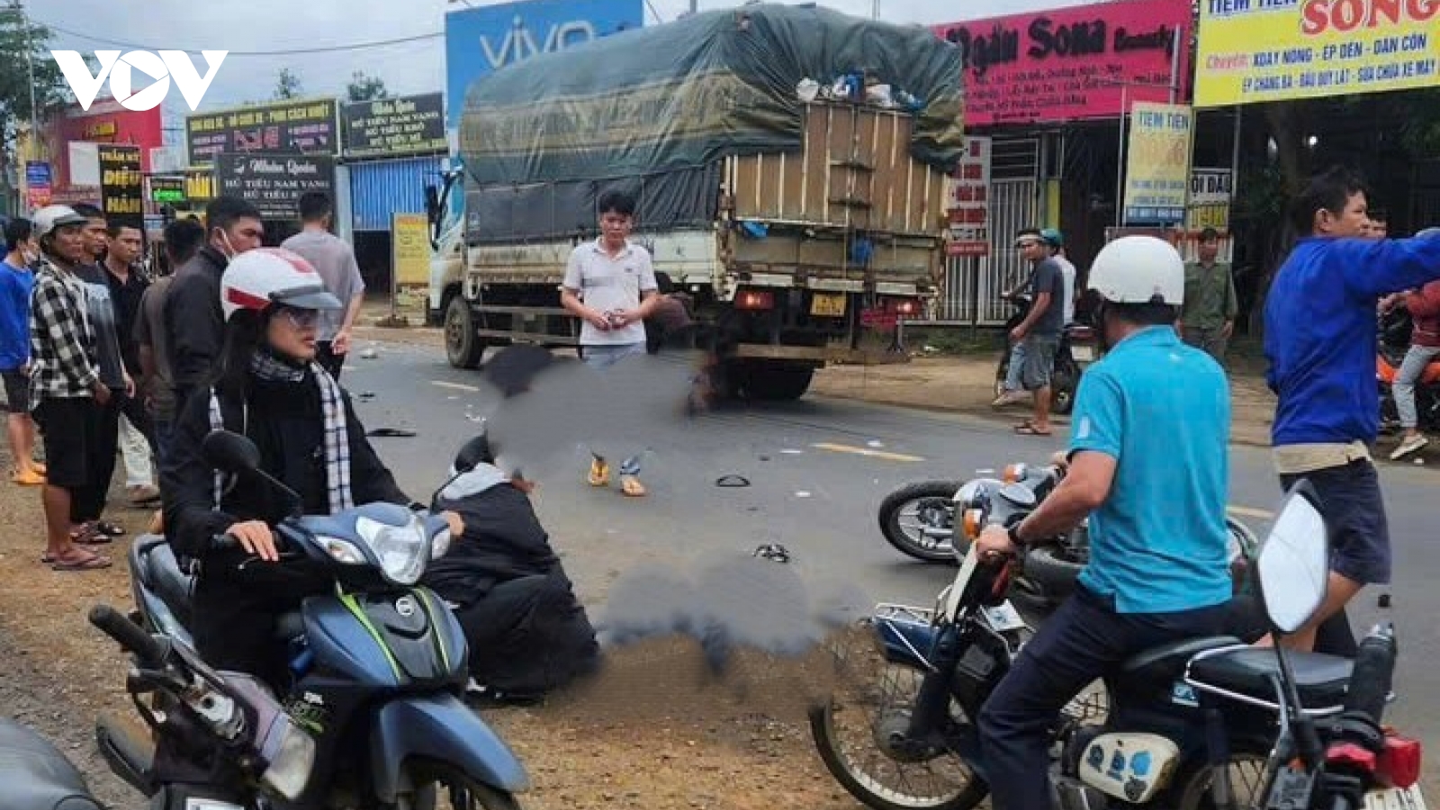 Va chạm với xe tải, hai nữ sinh viên đi xe máy thương vong