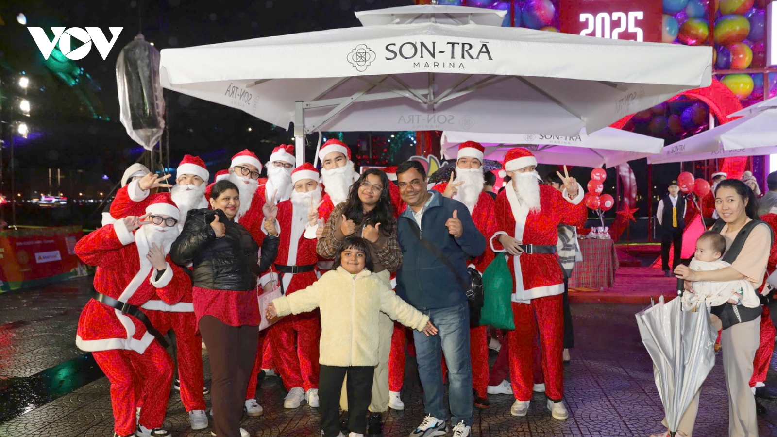 “Vui cùng ông già Noel” tại Đà Nẵng: Tặng 3000 phần qùa cho người dân, du khách