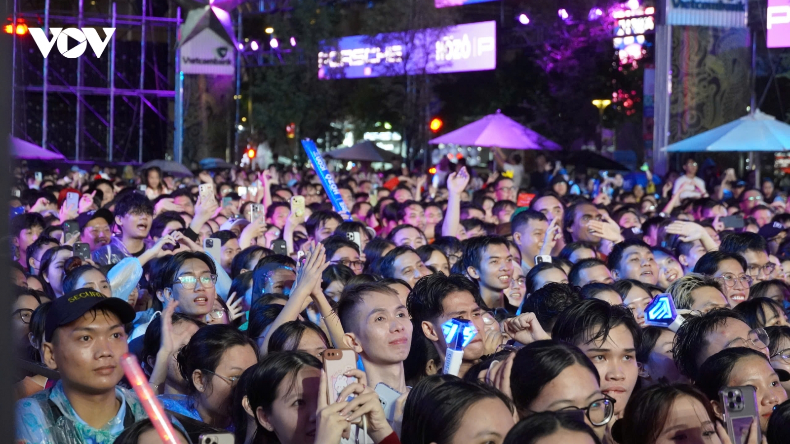 Hàng nghìn khán giả đội mưa xem HIEUTHUHAI hát tại HOZO 2024