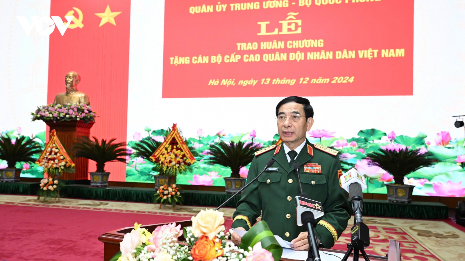 Trao huân chương tặng cán bộ cấp cao Quân đội nhân dân Việt Nam