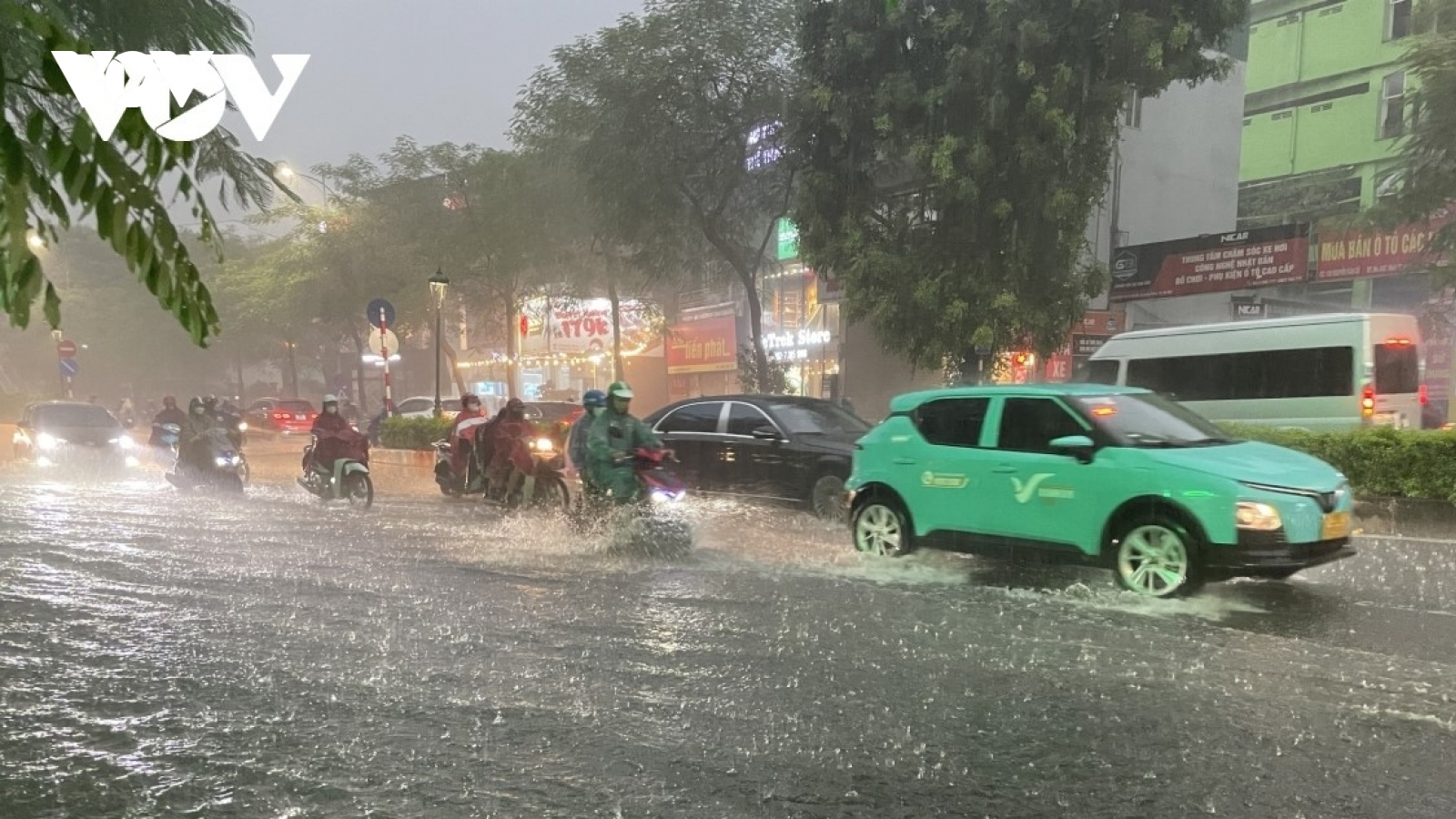 Những lưu ý khi đi xe qua đường ngập