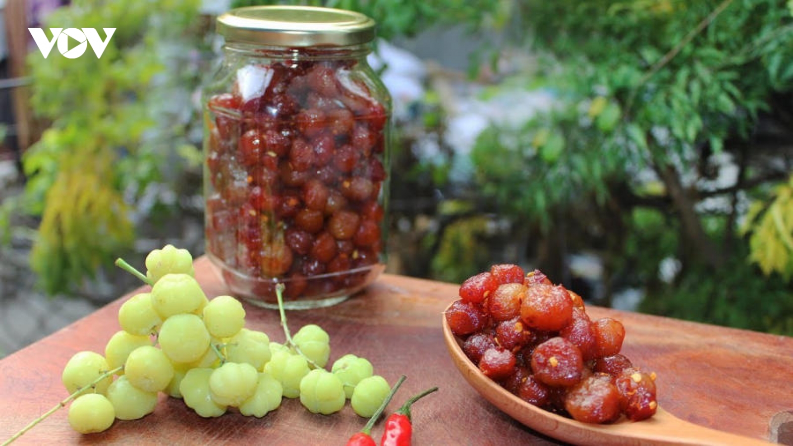 Quả dại hóa "mỏ tiền", chị em lùng mua về ăn Tết