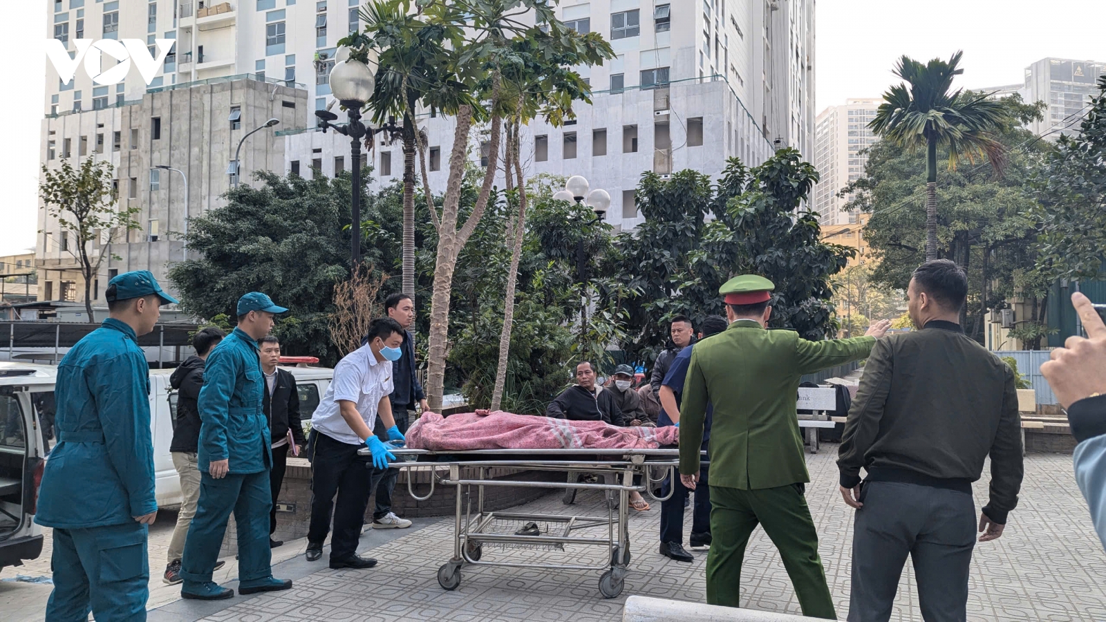 Người thân đau đớn chờ nhận diện thi thể nạn nhân vụ cháy quán cà phê ở Hà Nội