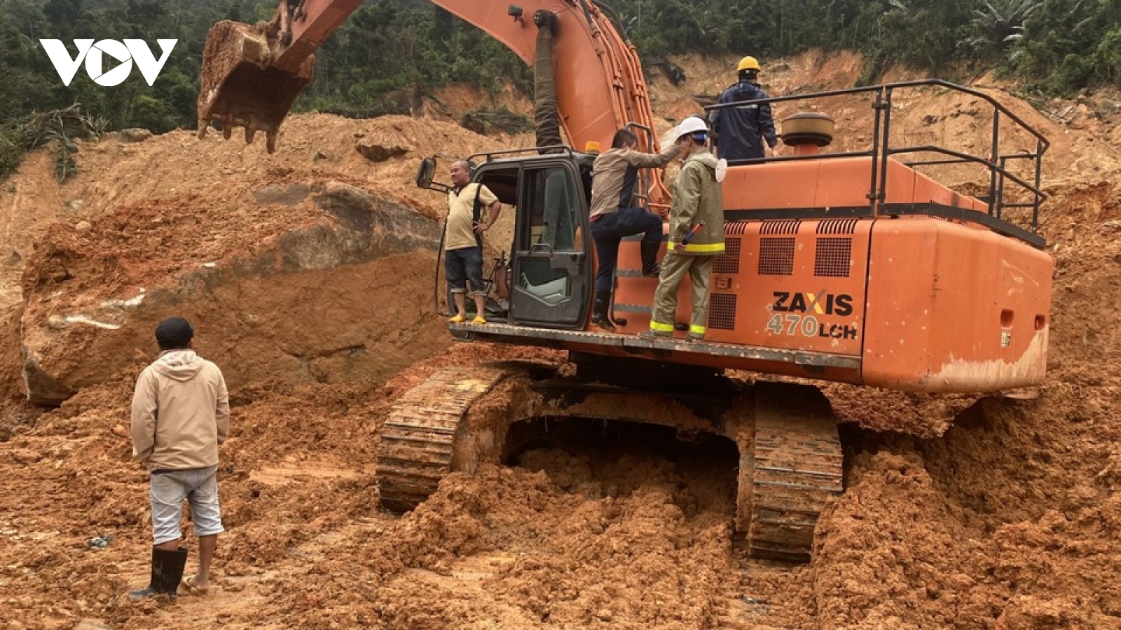 Chưa thông xe đèo Khánh Lê trên Quốc lộ 27C vì khối đá lớn
