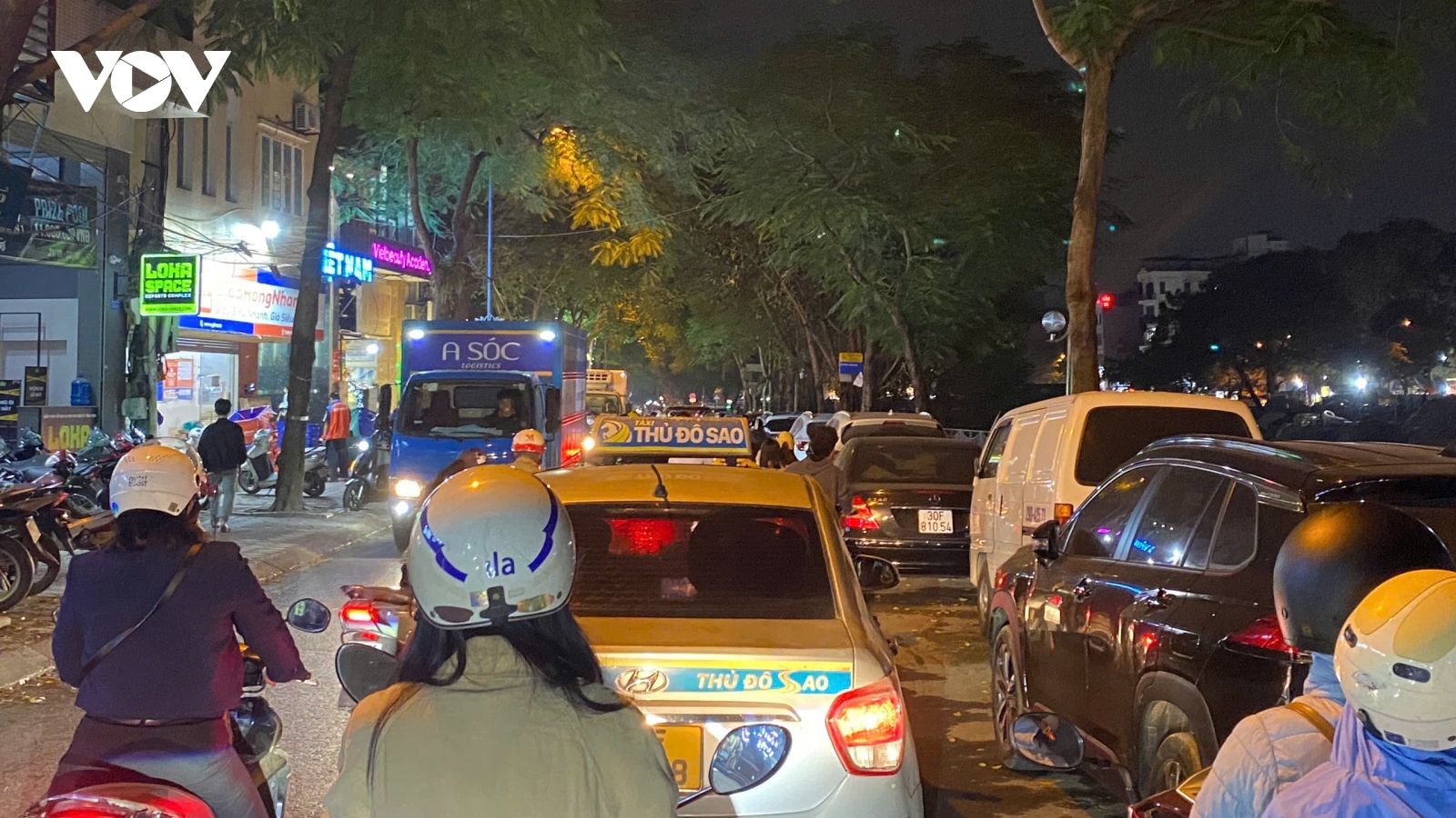 Bất chấp biển cấm, ô tô ngang nhiên đỗ tràn lan dưới lòng đường