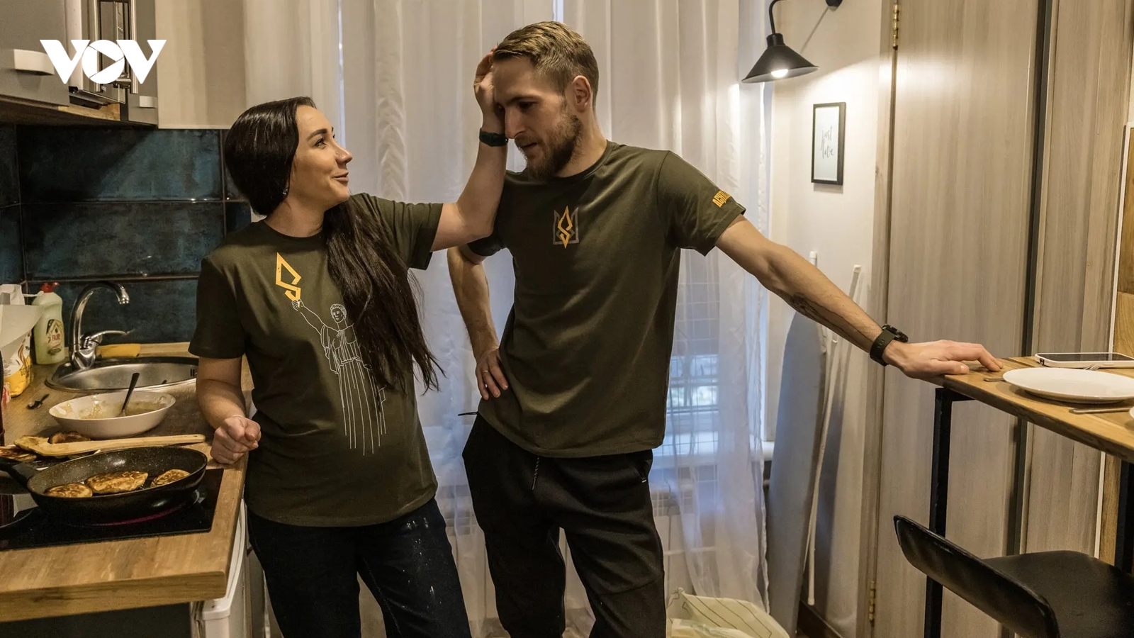 Những người vợ Ukraine vượt hiểm nguy tới gặp chồng nơi chiến tuyến