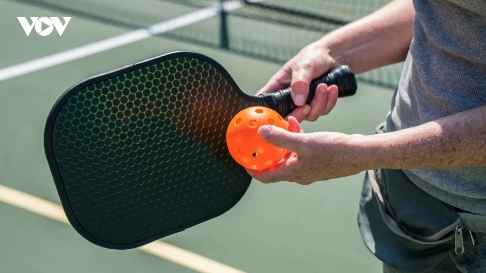 Đang chơi pickleball, người đàn ông bất ngờ đổ gục xuống sân