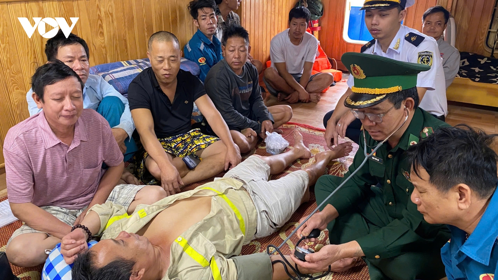 Tiếp nhận thuyền viên trên tàu Hoa Lư 02 gặp nạn trên biển vào bờ