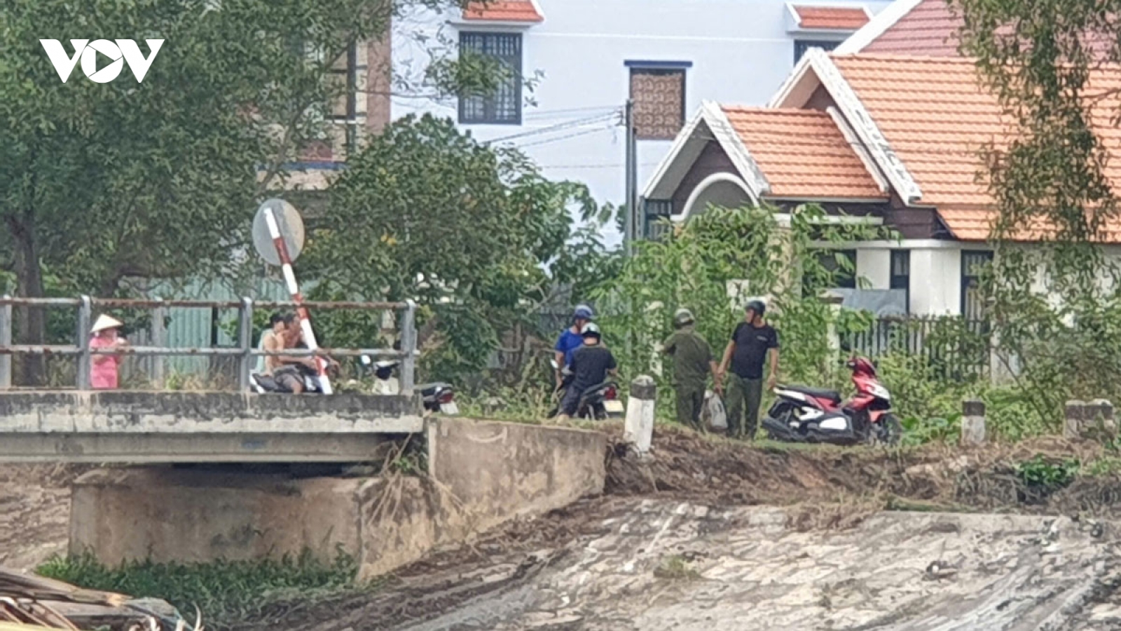 Nam sinh ở Bình Dương dập nát bàn tay vì pháo nổ tự chế