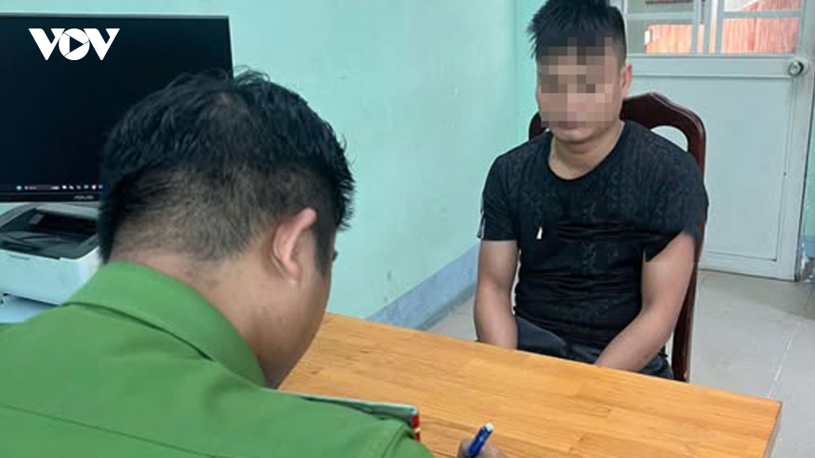 Tài xế xe máy đập ô tô sau va chạm ở Bình Dương có tiền án giết người