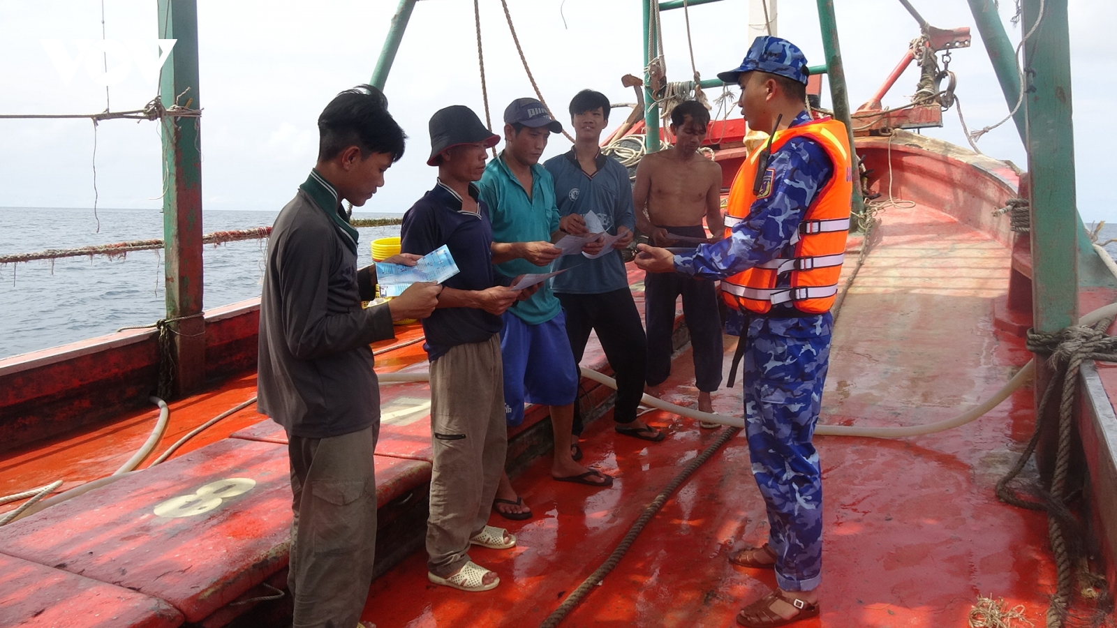 Cảnh sát biển vùng 4 xử phạt hàng trăm tàu vi phạm
