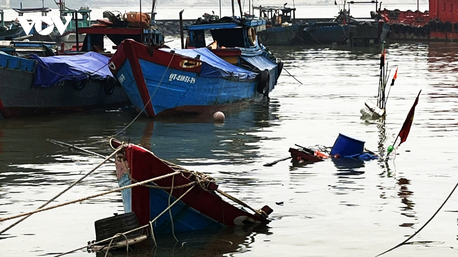 Một tàu cá của ngư dân Quảng Trị bị chìm
