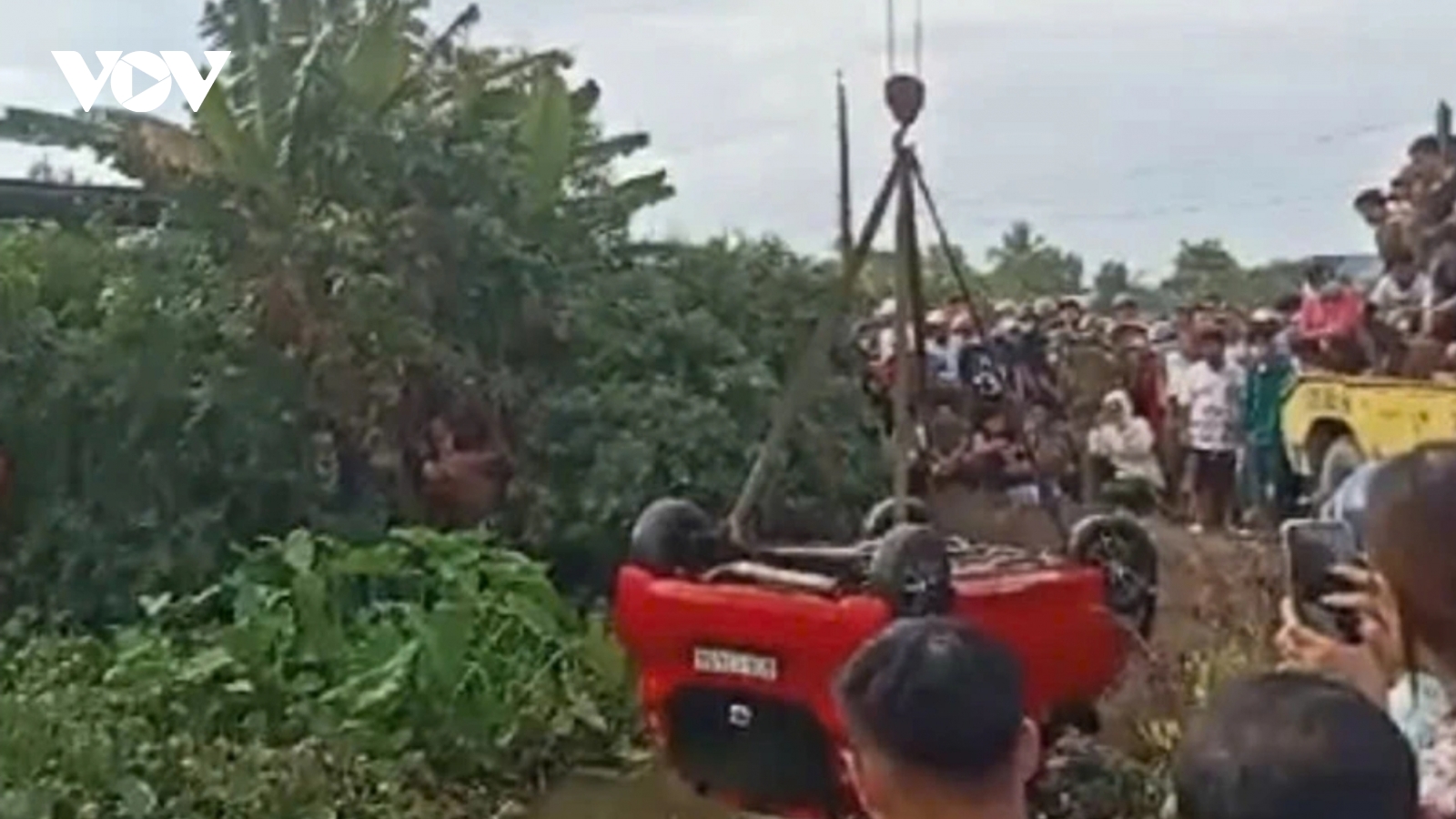 Ô tô lật ngửa dưới mương, nam tài xế tử vong ở Long An