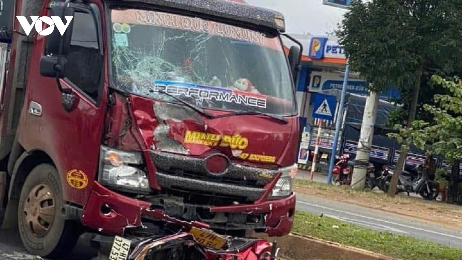 Va chạm với xe tải, hai vợ chồng đi xe máy tử vong