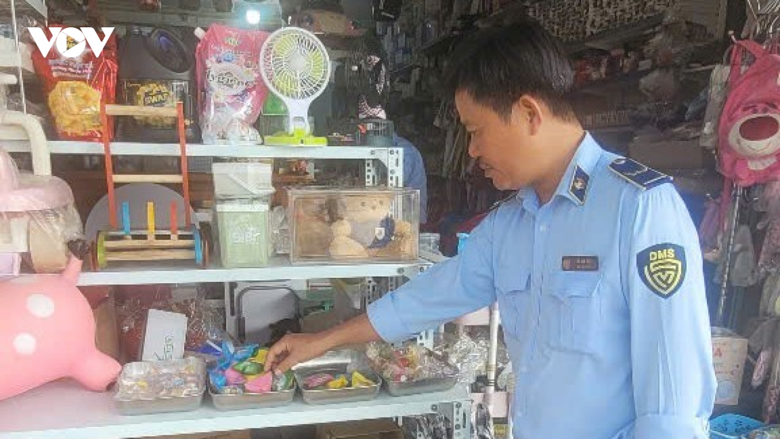 Tạm giữ hơn 2.000 sản phẩm “túi mù” không rõ nguồn gốc ở Hậu Giang