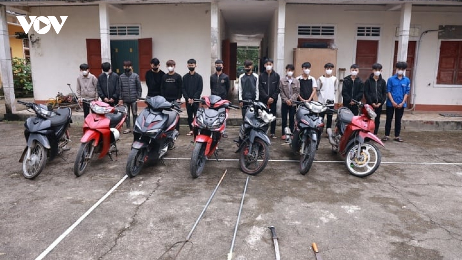 16 thanh thiếu niên mang hung khí rượt đuổi, gây thương tích cho người đi đường
