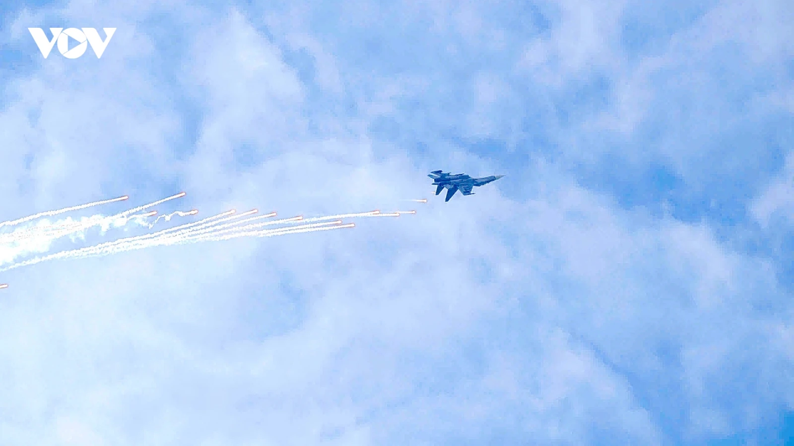 Máy bay SU-30MK trình diễn tuyệt kỹ vòng khoan thả bẫy mồi trên bầu trời Hà Nội