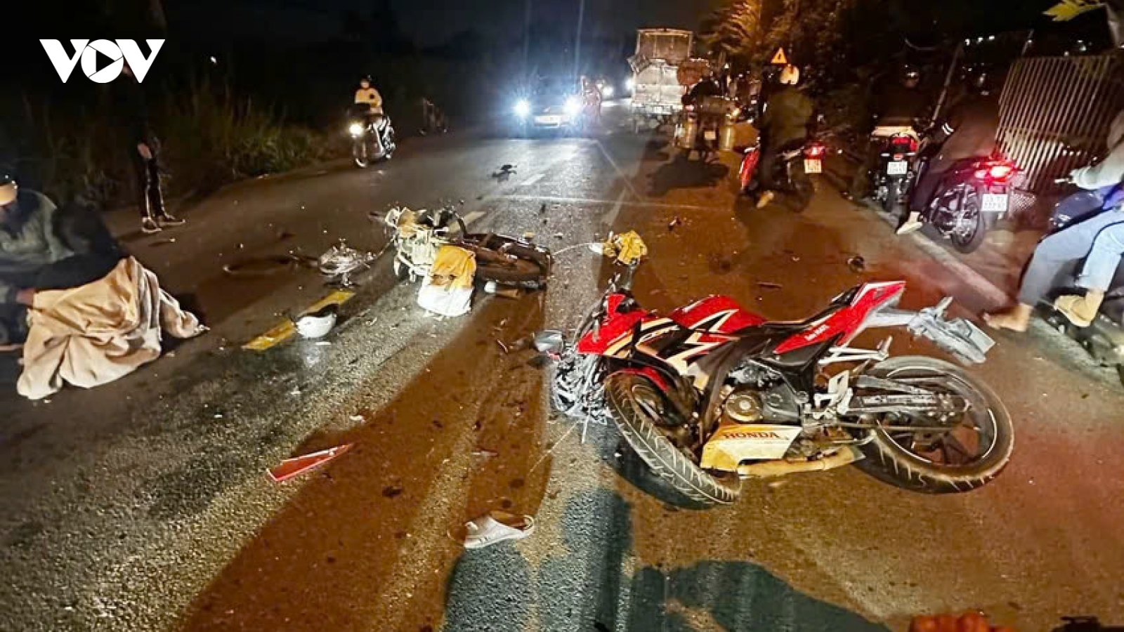 4 xe máy tông liên hoàn ở Củ Chi, nhiều người bị thương