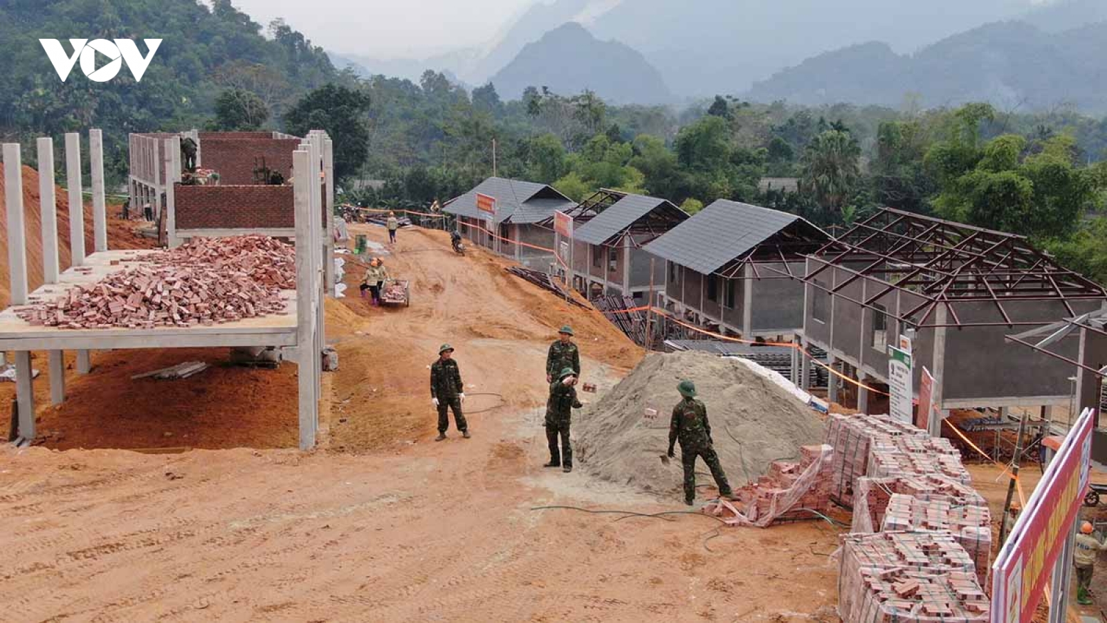 Khẩn trương hoàn thành nhà ở để đồng bào vùng lũ Át Thượng đón Tết