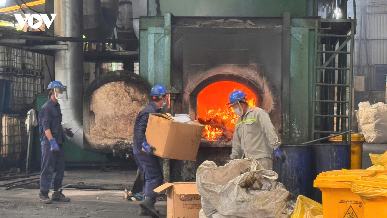Tiêu hủy hàng vạn sản phẩm vi phạm quy định chất lượng hàng hóa