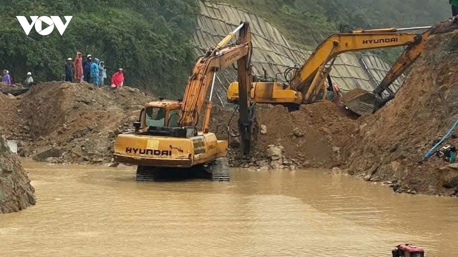 Sạt lở khu vực đang thi công ở đèo An Khê, ách tắc nhiều giờ