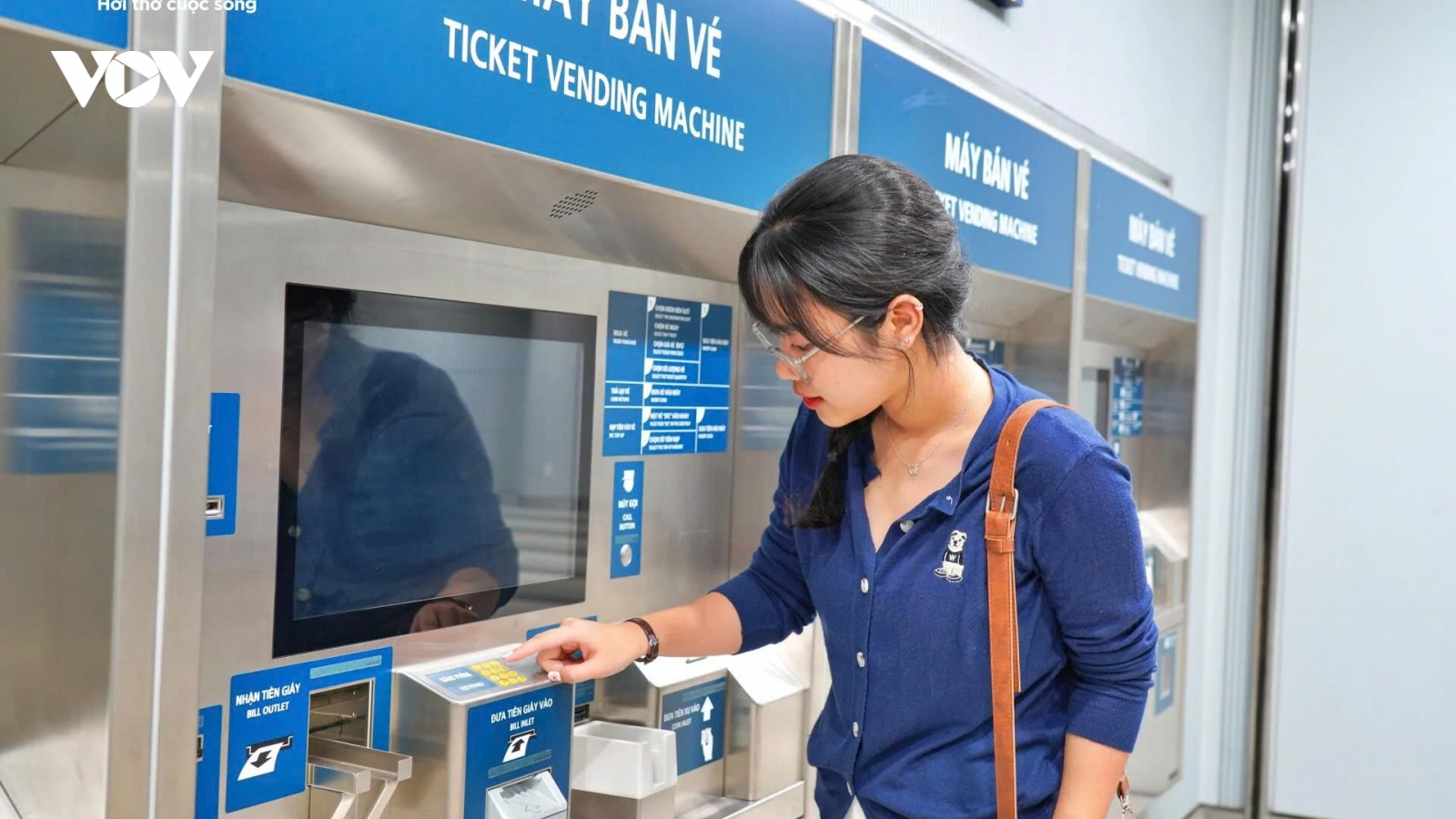 Giới trẻ thi nhau "check-in" tàu Metro số 1 trước ngày chạy thương mại