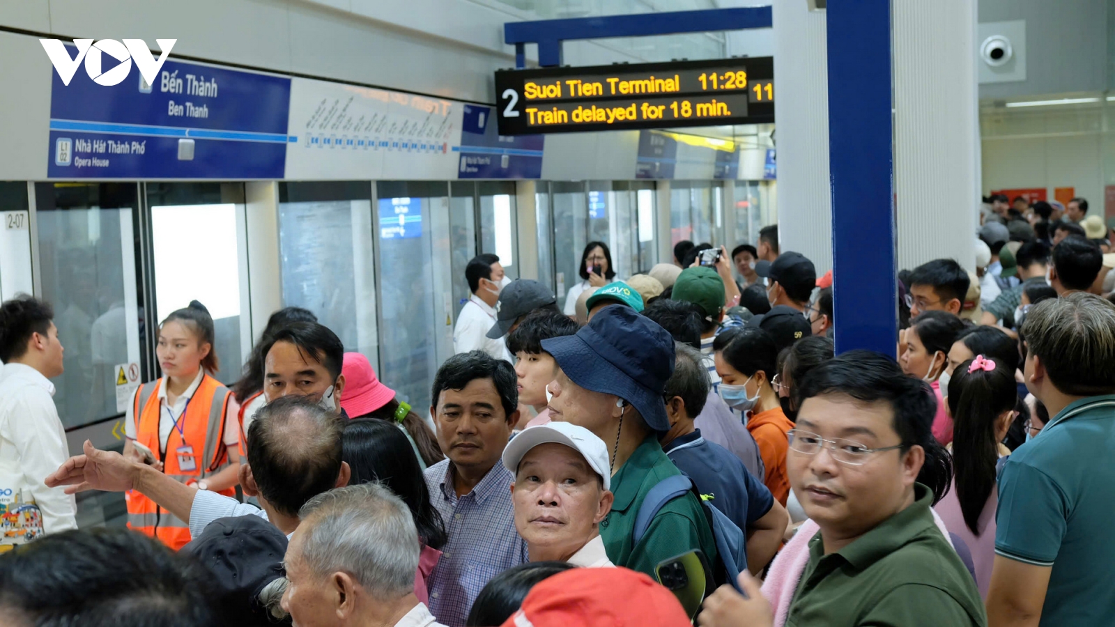 Nhà ga đông nghịt người đến trải nghiệm tuyến metro Bến Thành - Suối Tiên