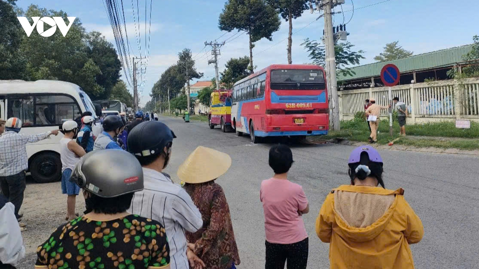 Ô tô chở công nhân gây tai nạn làm nữ công nhân tử vong ở Tiền Giang