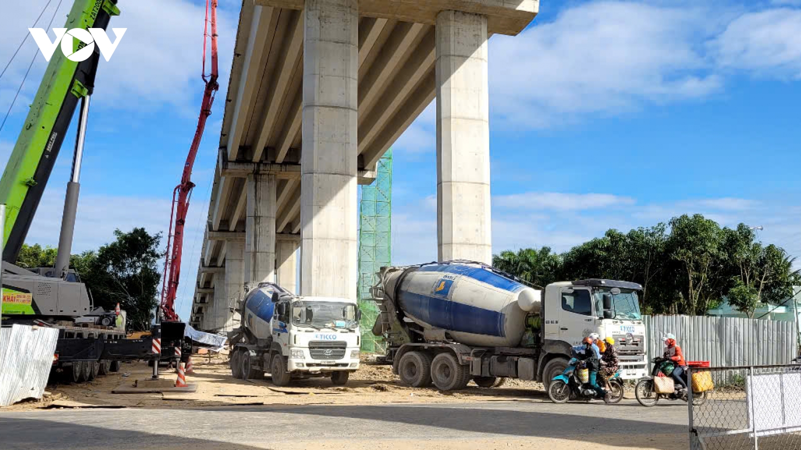 Những ngày cuối năm trên công trình xây cầu Rạch Miễu 2