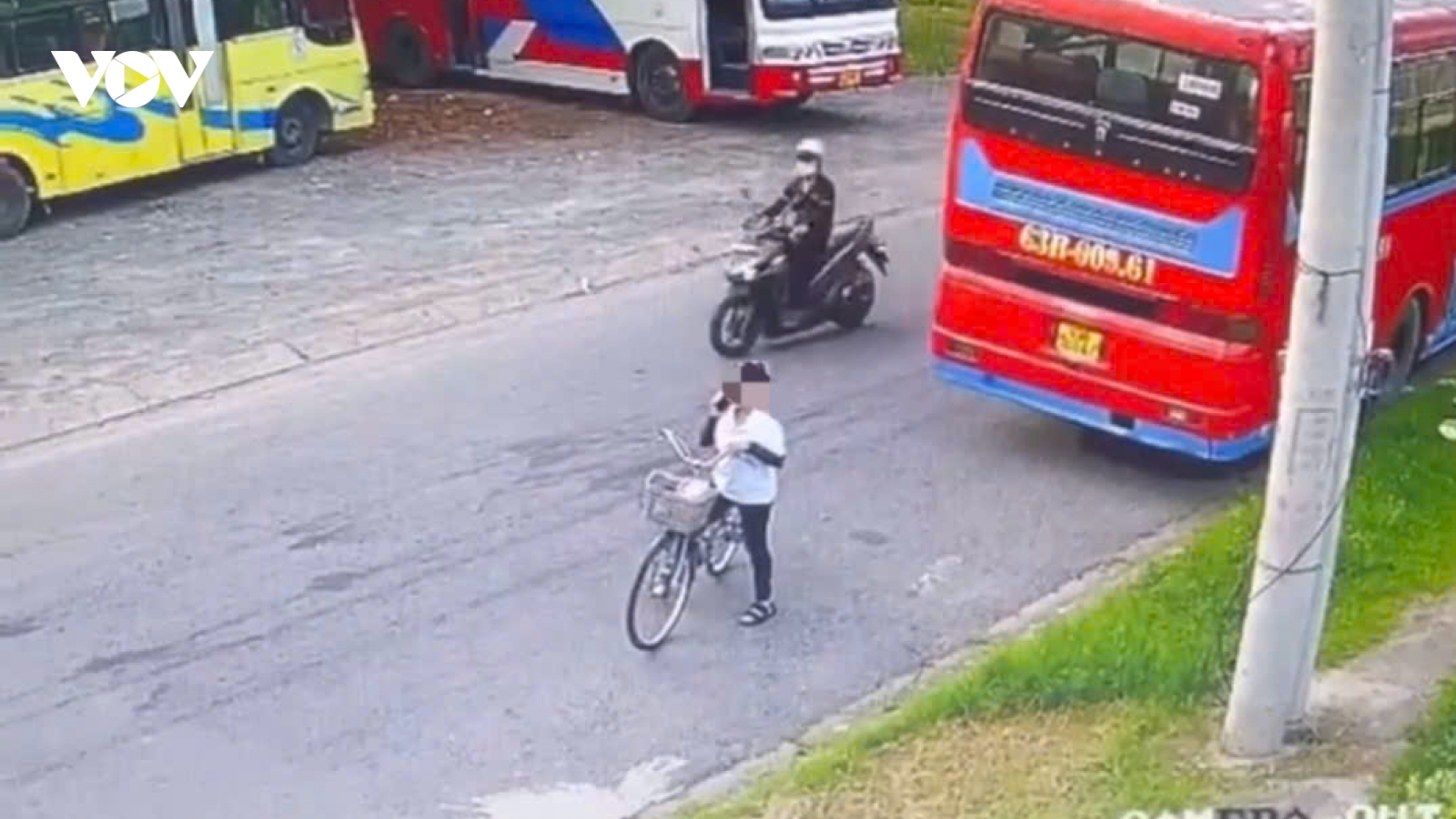 Bắt tài xế lùi ô tô làm nữ công nhân đi xe đạp tử vong