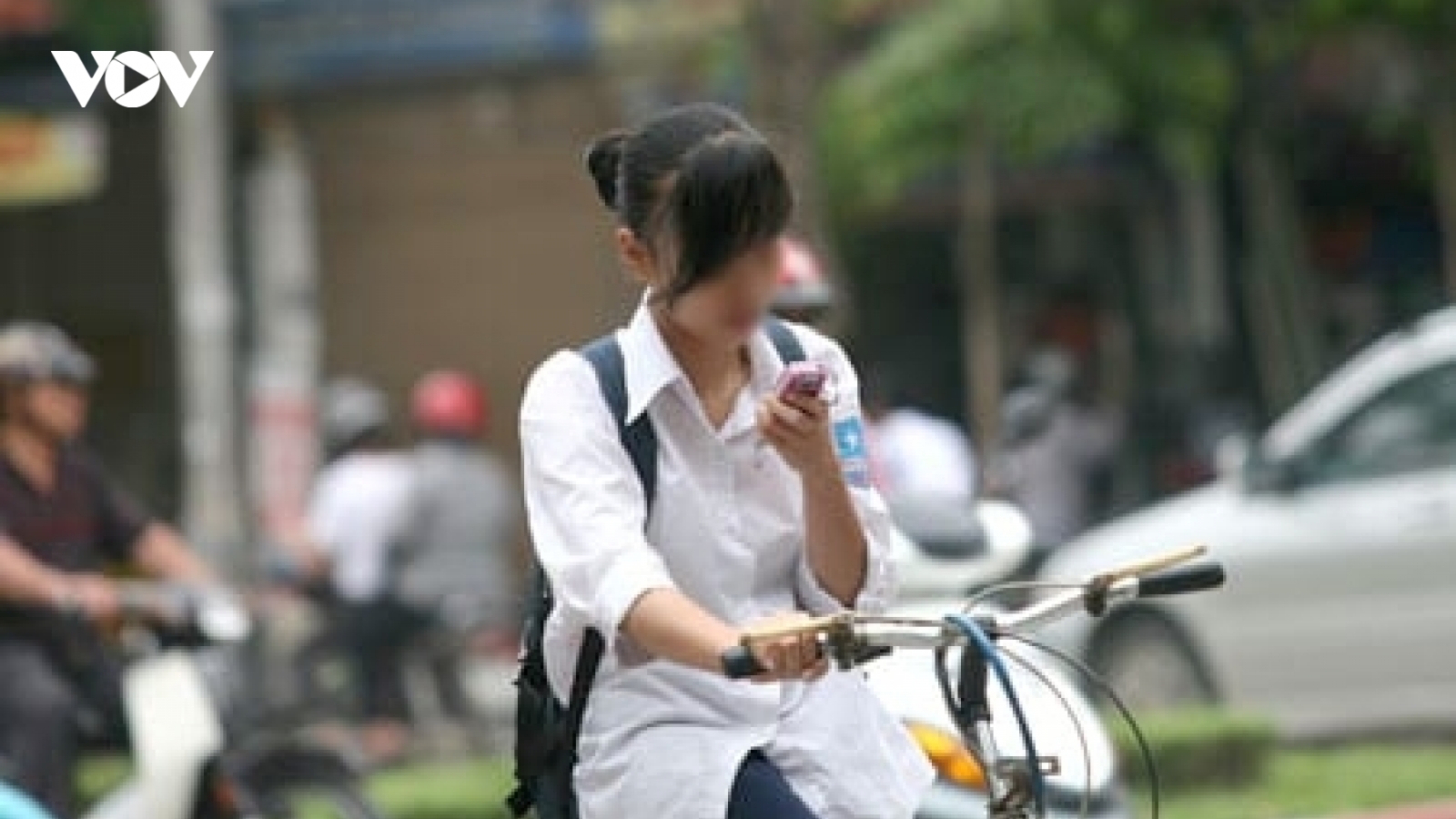 Vừa đi xe đạp vừa nghe điện thoại bị phạt bao nhiêu tiền?