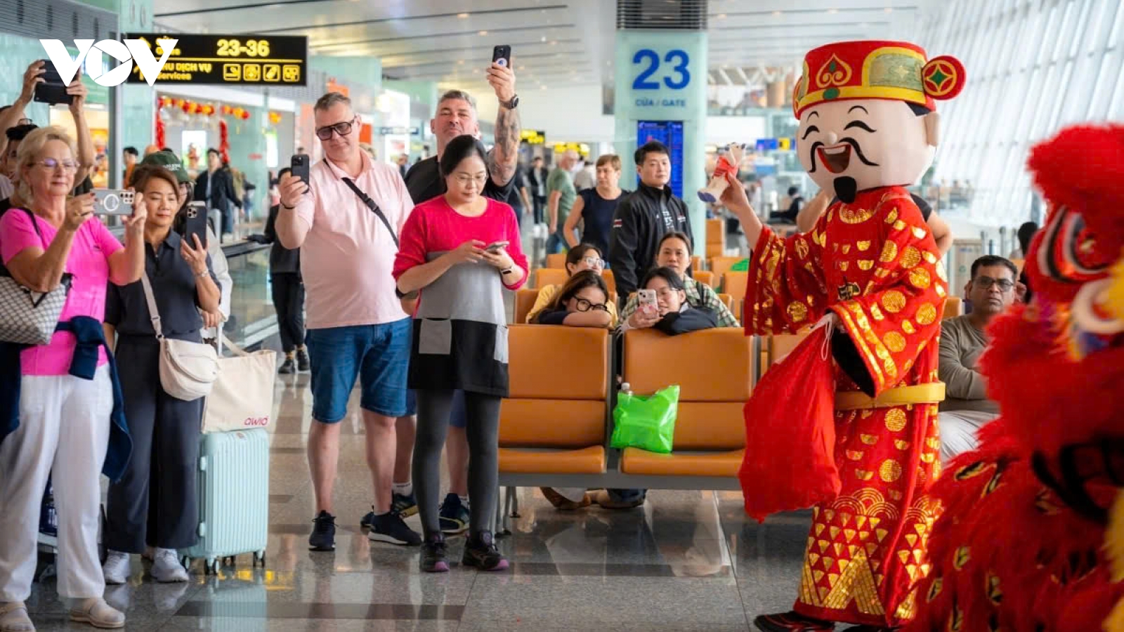 Tet 2025: Foreigners pleasantly greeted with lion dance at airport