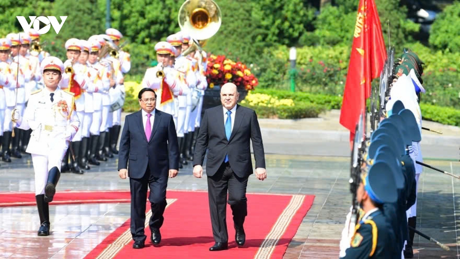 Russian PM Mishustin warmly welcomed in Hanoi on official visit