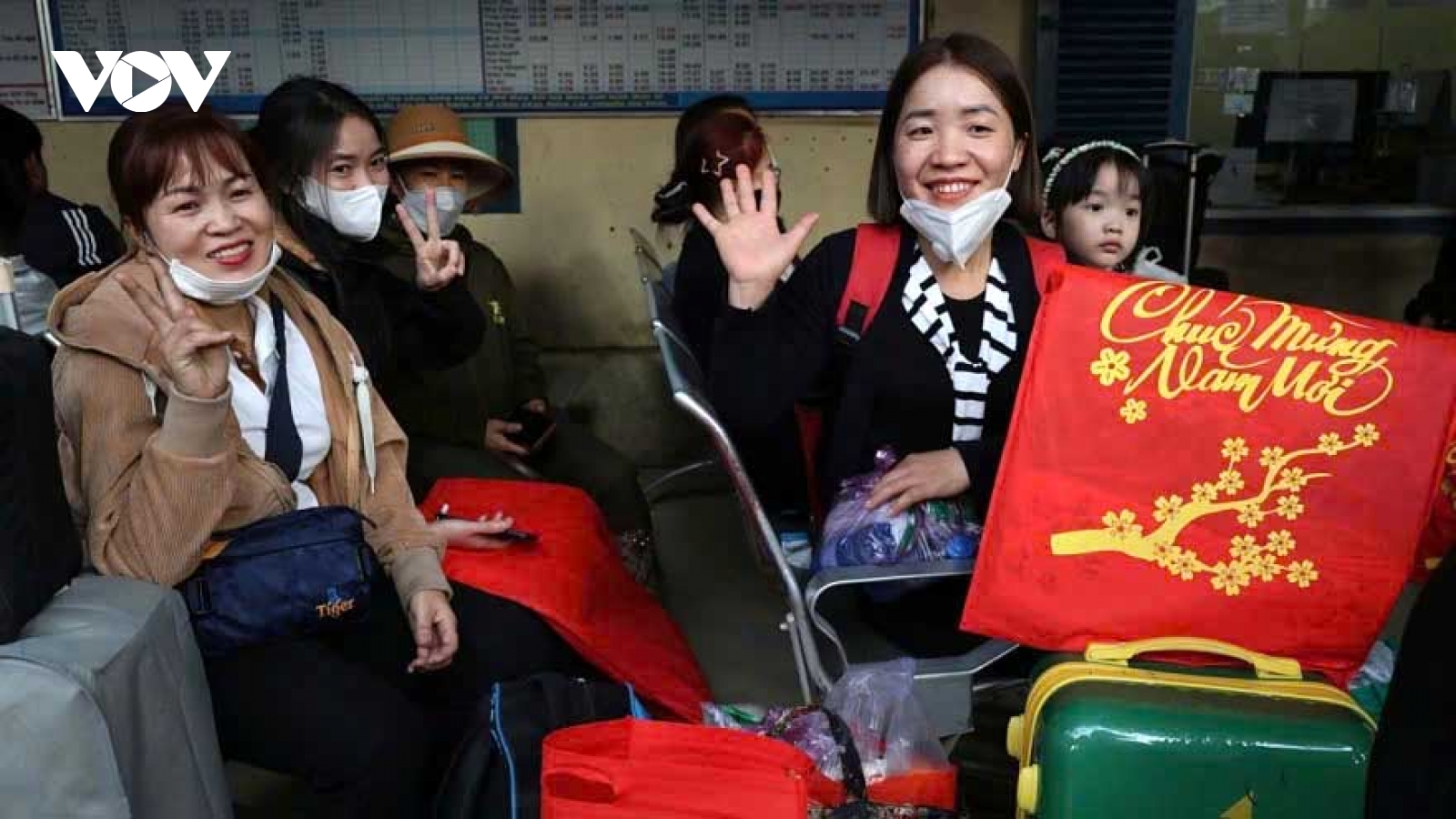Poor workers overjoyed to take free train home for Tet family reunion