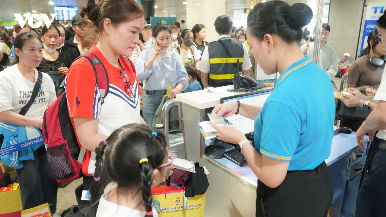 Phối hợp đưa người có hoàn cảnh khó khăn về quê ăn Tết