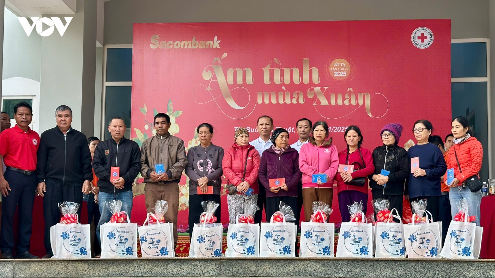 Tổ chức khám bệnh, mang Tết ấm áp đến người nghèo tại Đắk Lắk