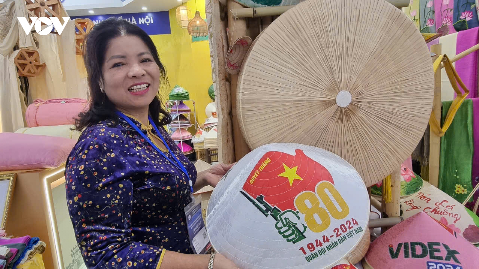 “Đại sứ nón” Tạ Thu Hương: Yêu mãnh liệt nón lá làng Chuông
