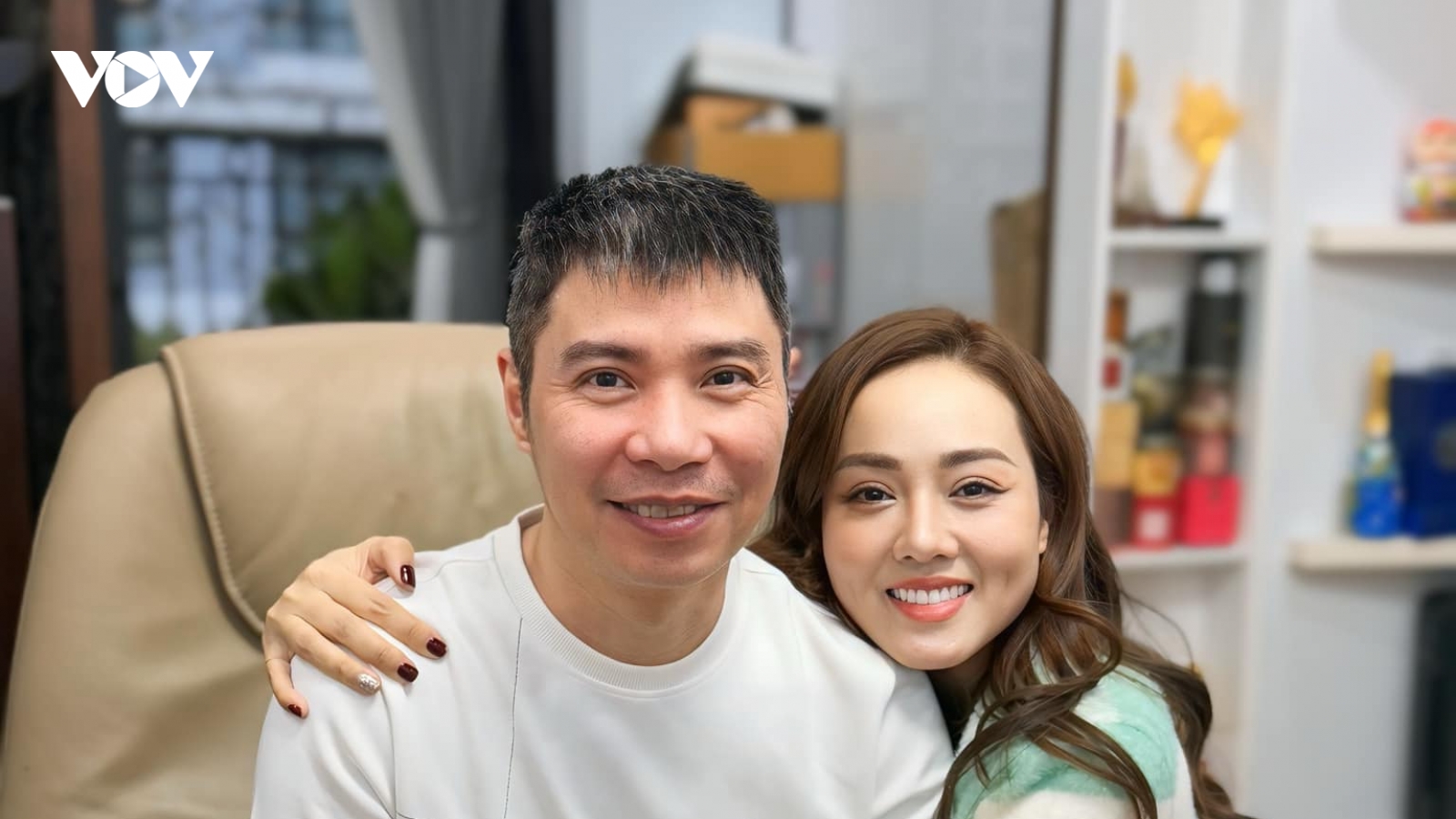 Sao Việt 19/1: NSND Công Lý cùng vợ trang trí nhà đón Tết