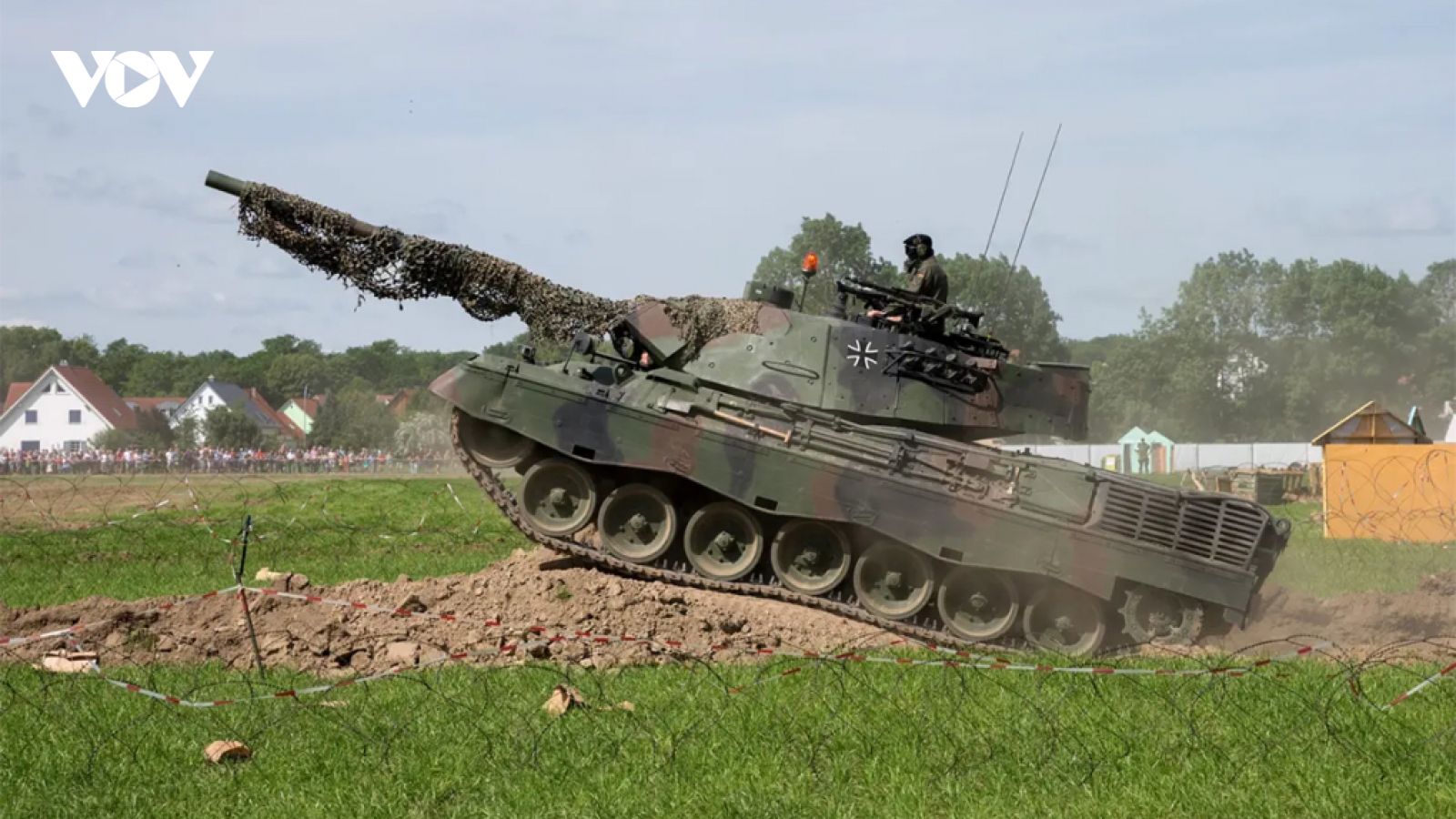 Vì sao xe tăng Leopard của Ukraine vẫn sống sót dù bị UAV Nga bắn phá ác liệt?