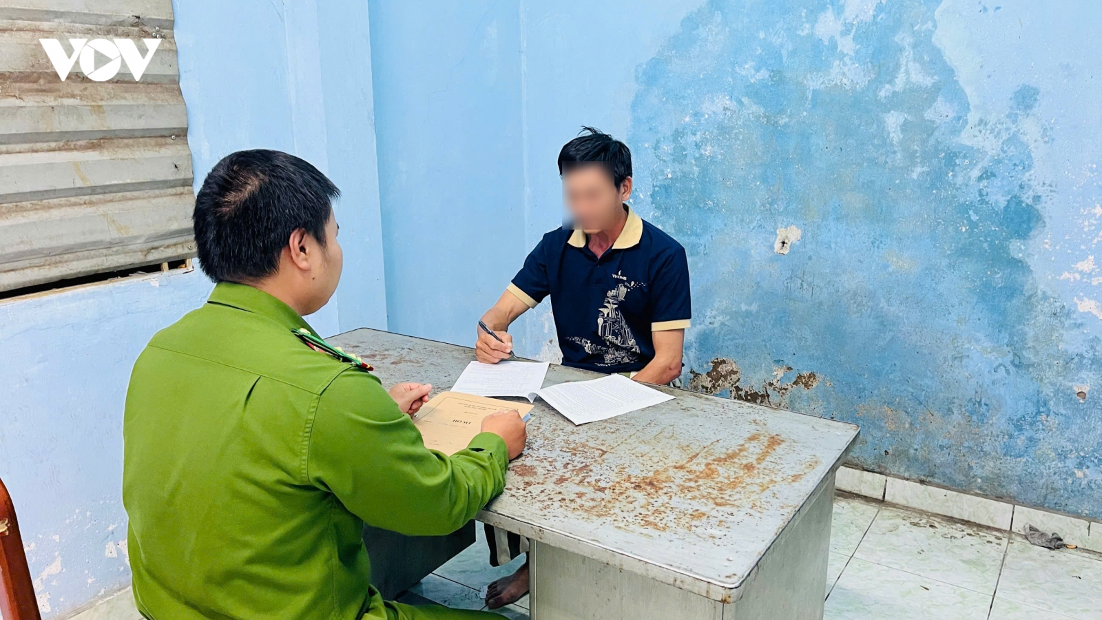 Bắt người say xỉn tấn công cảnh sát tuần tra