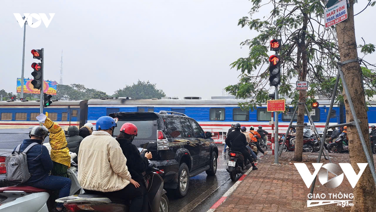 Hà Nội gắn biển thông báo mức phạt giao thông, người dân nói gì?