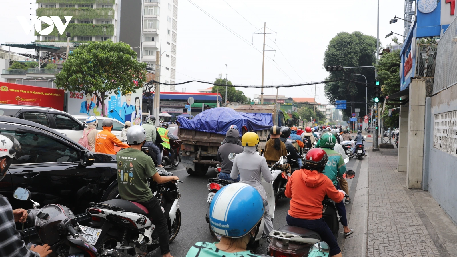 TP.HCM chỉ bớt ùn tắc ở vài nơi sau khi nhiều giao lộ được rẽ phải khi có đèn đỏ