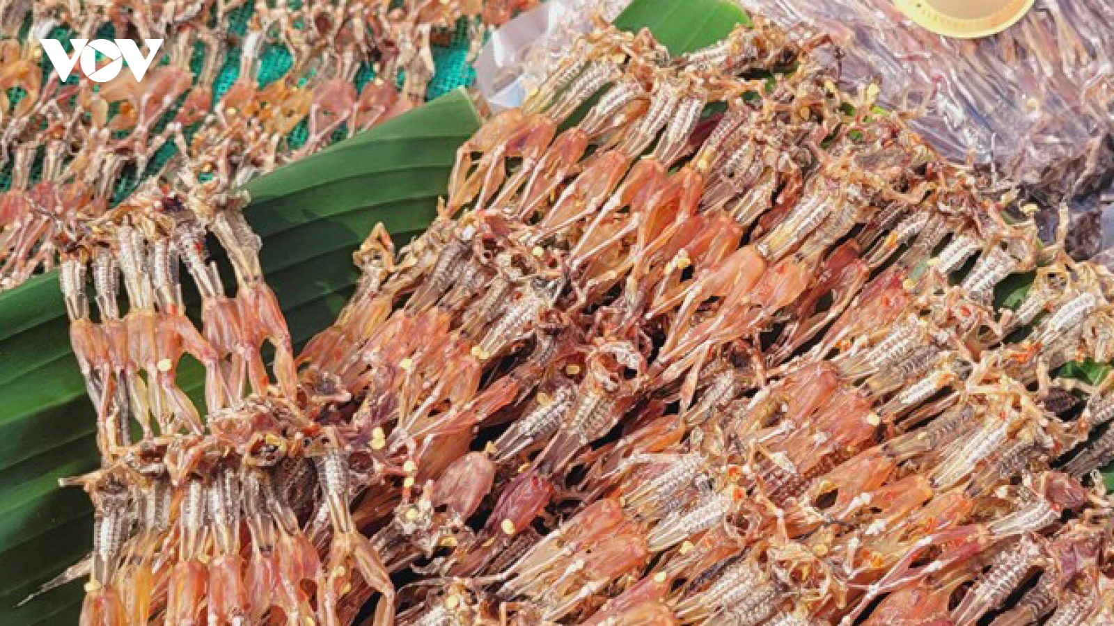 Săn đặc sản Tết "vũ nữ chân dài" có giá đắt đỏ