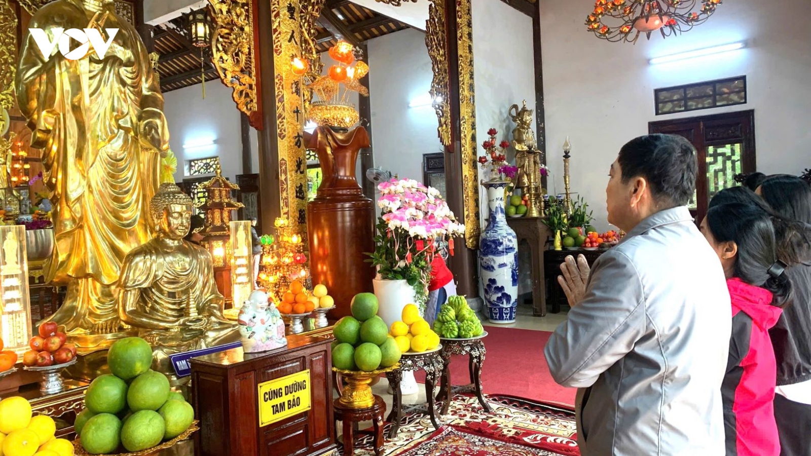 Người dân Huế đi chùa, mong cầu nước thái, dân an trong năm mới Ất Tỵ