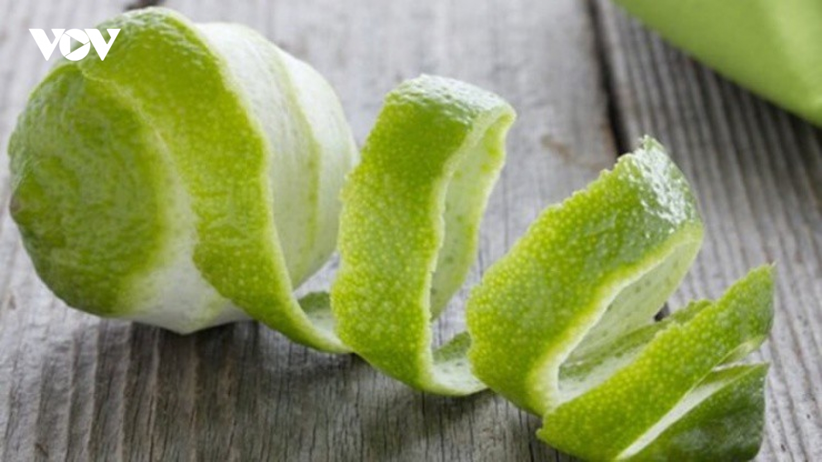 Vỏ quả quen thuộc được ví như nhân sâm, người Việt hầu như chỉ ăn ruột quả