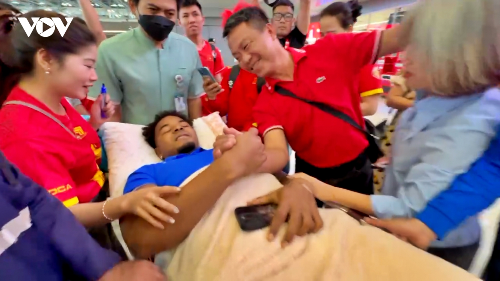 Xúc động với tình cảm CĐV dành cho Xuân Son ở sân bay Thái Lan