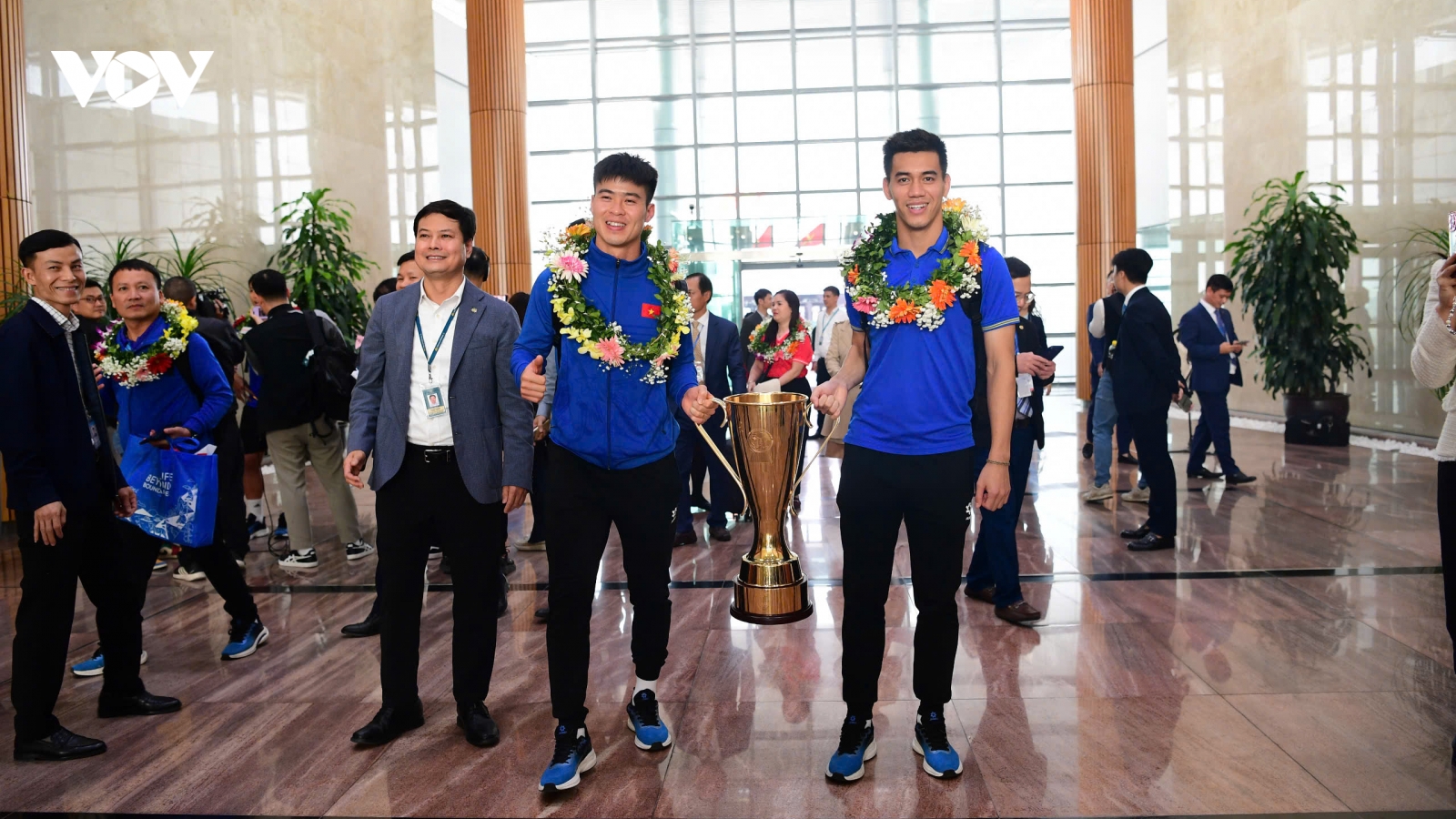 ĐT Việt Nam về nước sau chức vô địch ASEAN Cup, chuẩn bị tham dự lễ mừng công